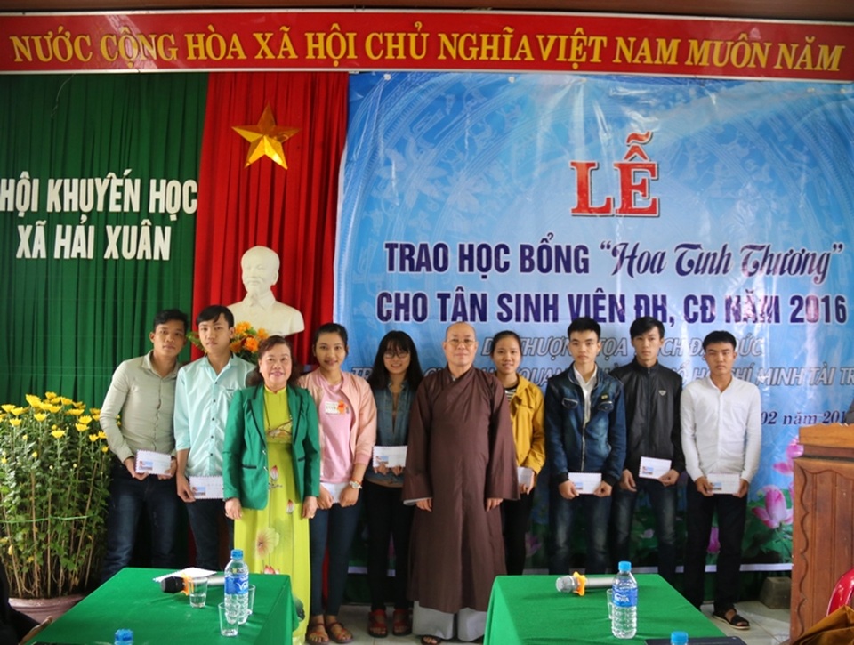 Quảng Trị: Trao học bổng đầu xuân đến 42 sinh viên nghèo vượt khó - 1 Đại diện Hội Khuyến học tỉnh Quảng Trị trao học bổng đến các em sinh viên hiếu học.