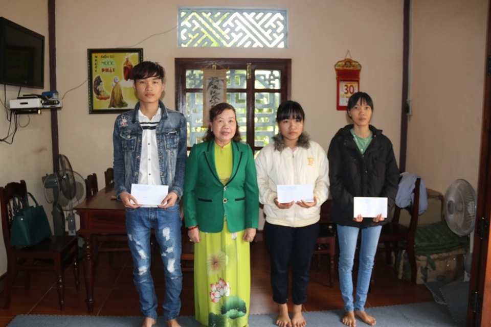 Quảng Trị: Trao học bổng đầu xuân đến 42 sinh viên nghèo vượt khó - 2 Ba em học sinh có thành tích học tập tốt cũng nhận được sự động viên đầu xuân mới.