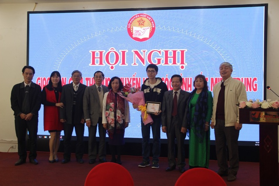 Hội Khuyến học 5 tỉnh Bắc miền Trung giao ban thi đua khuyến học - 3
Lãnh đạo Hội khuyến học các tỉnh biểu dương thành tích em Trương Đông Hưng, học sinh Trường THPT Quốc học Huế vừa đạt Huy chương vàng Olympic Quốc tế môn Sinh học