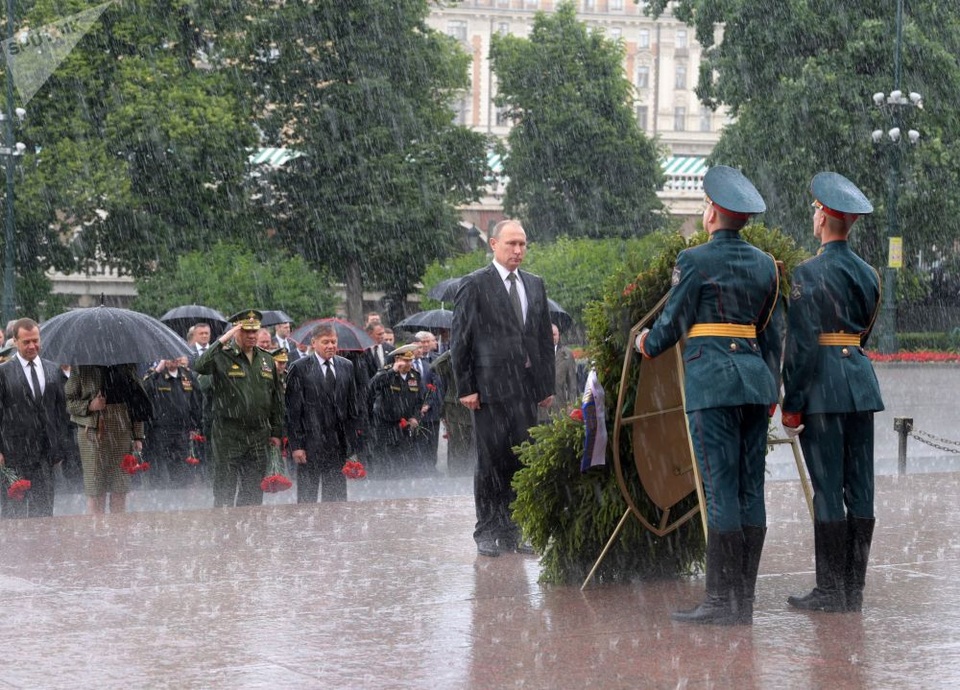 Ảnh thế giới nổi bật tuần qua: Tổng thống Putin đặt hoa tưởng niệm dưới mưa - 3
Tổng thống Nga Vladimir Putin đội mưa đặt vòng hoa tưởng niệm tại Mộ Chiến sĩ Vô danh trong Vườn Alexander ở thủ đô Moscow nhân Ngày Tưởng niệm và Đau thương 22/6 (Ảnh: Sputnik)