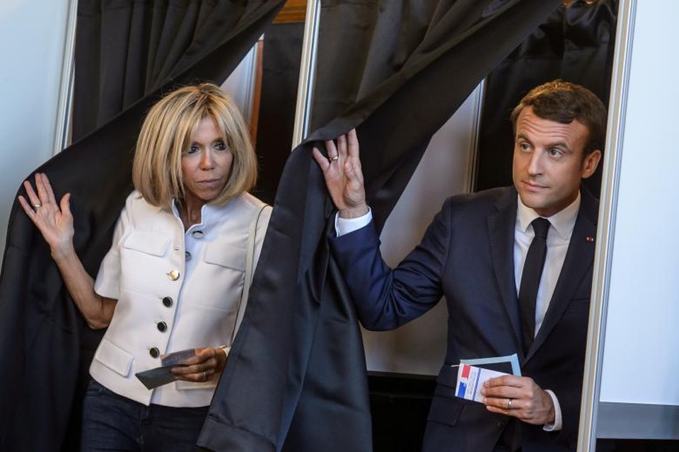 Những hình ảnh thế giới nổi bật tuần qua - 4
Tổng thống Pháp Emmanuel Macron và phu nhân Brigitte bỏ phiếu trong vòng 1 của cuộc bầu cử quốc hội ở Le Touquet, Pháp (Ảnh: Reuters)