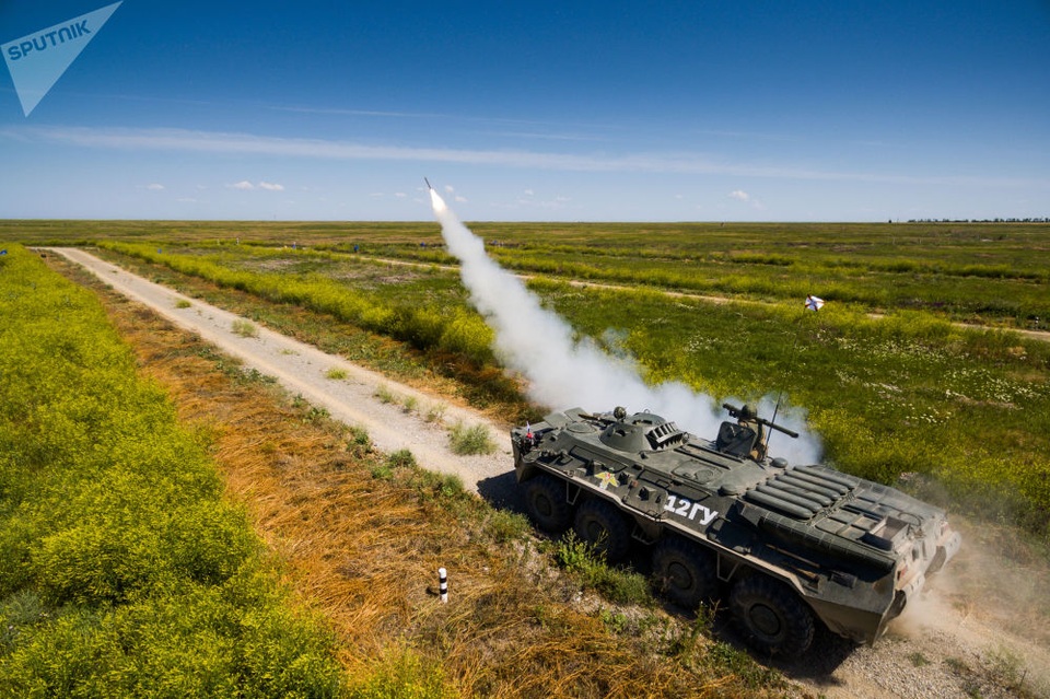 Ảnh thế giới nổi bật tuần qua: Tổng thống Putin đặt hoa tưởng niệm dưới mưa - 14
Tên lửa được bắn đi trong một cuộc thi dành cho các pháo phòng không tại vùng Krasnodar, Nga (Ảnh: Sputnik)