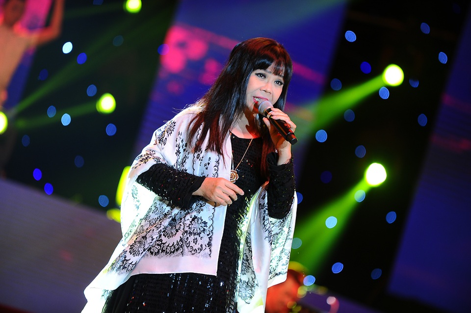 Ca sĩ Ánh Tuyết đã tạo ấn tượng mạnh cho khán giả khi trình diễn nhạc phẩm Vết lăn trầm - Xin mặt trời ngủ yên.