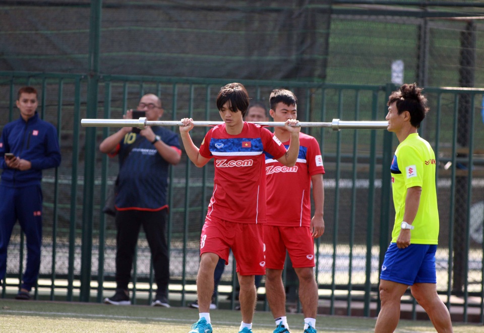 Nhồi thể lực cầu thủ U23 Việt Nam, HLV Park Hang Seo đi vào vết xe đổ? - 1
Cầu thủ U23 Việt Nam đang phải tập thể lực khá nặng - Ảnh: Gia Hưng