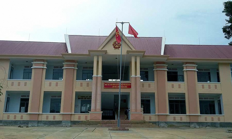 Để súng cướp cò gây thương tích người khác: Công an viên bị đình chỉ - 1
UBND xã Bờ Ngoong