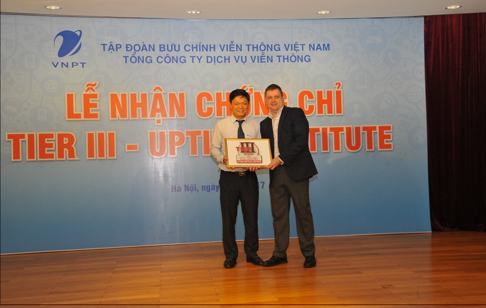 Trung tâm dữ liệu của VNPT nhận chứng chỉ UPTIME TIER III - 1
Chứng chỉ Uptime Tier III được trao cho Data Center Nam Thăng Long của VNPT