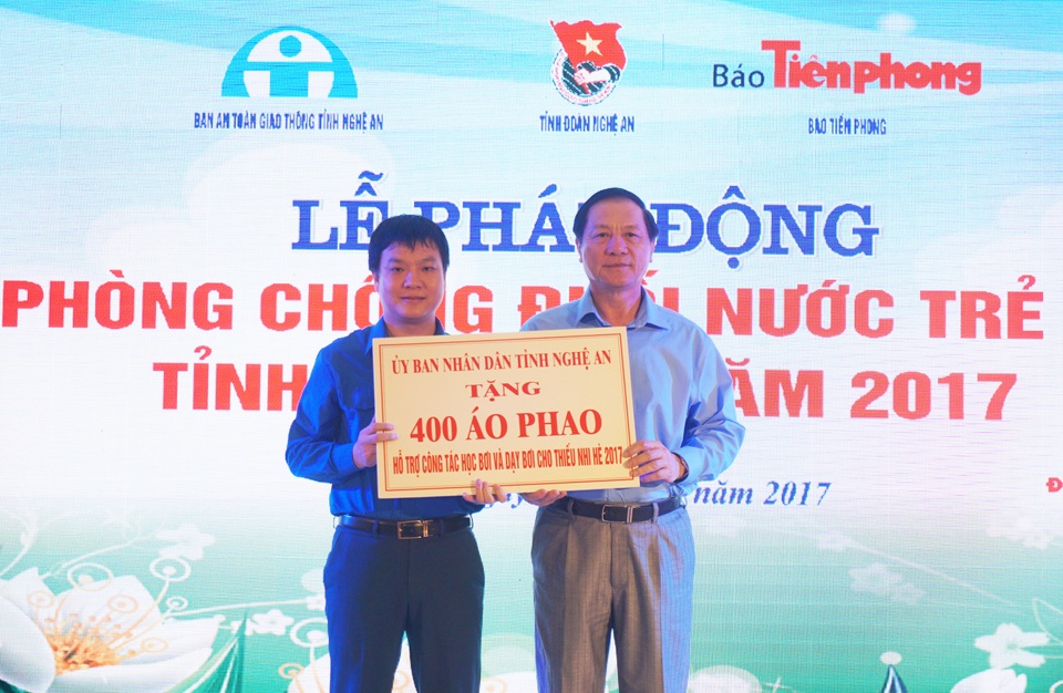 Nghệ An: Phát động chương trình phòng chống đuối nước trẻ em - 1 Ông Lê Minh Thông, Phó Chủ tịch UBND tỉnh Nghệ An trao tặng 400 chiếc áo phao hỗ trợ công tác học bơi, dạy bơi cho thiếu nhi hè 2017