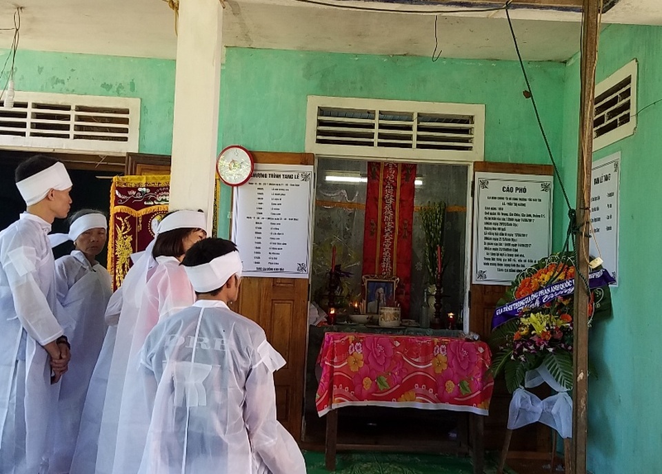 Một phụ nữ sùi bọt mép sau khi rời khỏi nơi khám bệnh - 1 Người thân tổ chức lo hậu sự cho nạn nhân