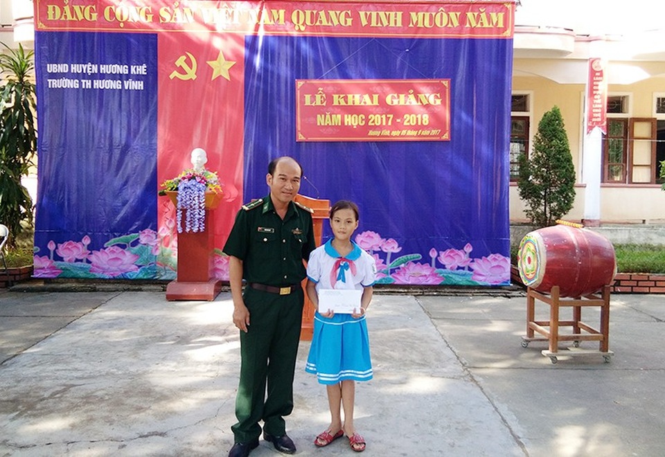 Chiến sĩ bộ đội biên phòng đỡ đầu cho 3 học trò khó khăn tới trường - 2 Anh Vỹ và học trò được anh đỡ đầu.