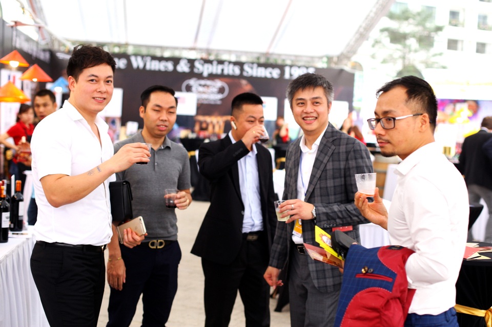 Khám phá lễ hội ẩm thực lớn nhất Việt Nam - 1
Khách Việt Nam và nước ngoài thưởng thức đồ uống tại hội chợ.