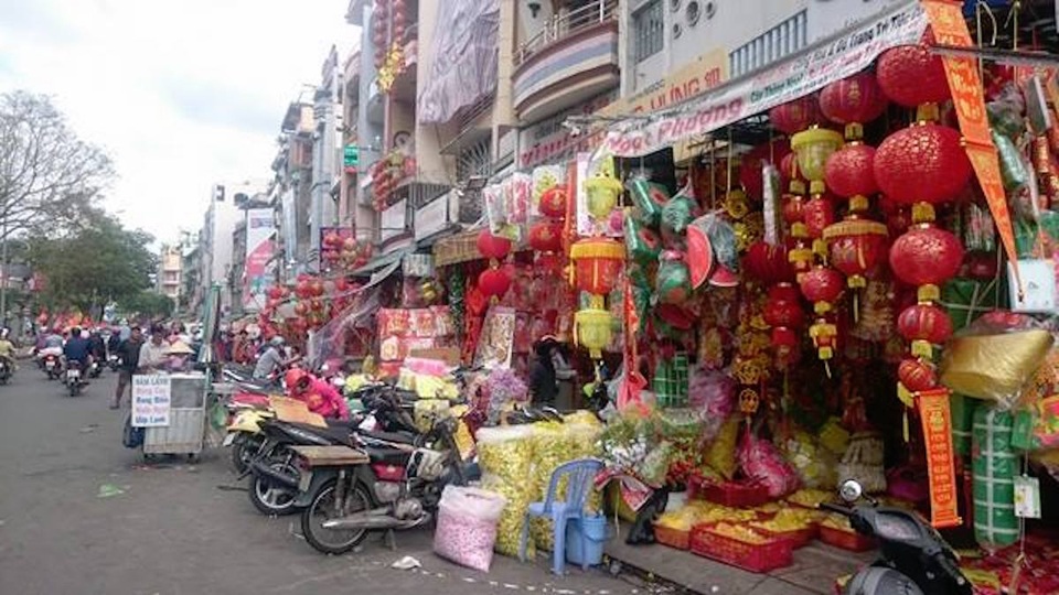 Thị trường hàng trang trí Tết: "Cháy" hàng... con gà vàng - 1 Thị trường hàng trang trí Tết năm nay sôi động từ rất sớm với đủ màu sắc rực rỡ