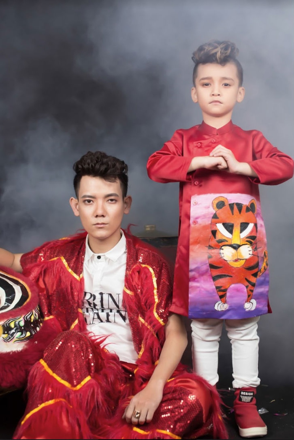Đạo diễn 9x đáng yêu cùng “con trai” trong bộ ảnh tết nguyên đán - 2 Đạo diễn 9x đáng yêu cùng “con trai” trong bộ ảnh tết nguyên đán - 2