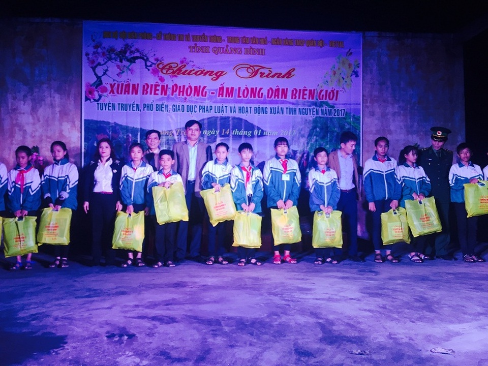 Quảng Bình: Ấm áp "Xuân biên giới" - 3 Trao tặng những món quà ý nghĩa cho các em học sinh có hoàn cảnh khó khăn