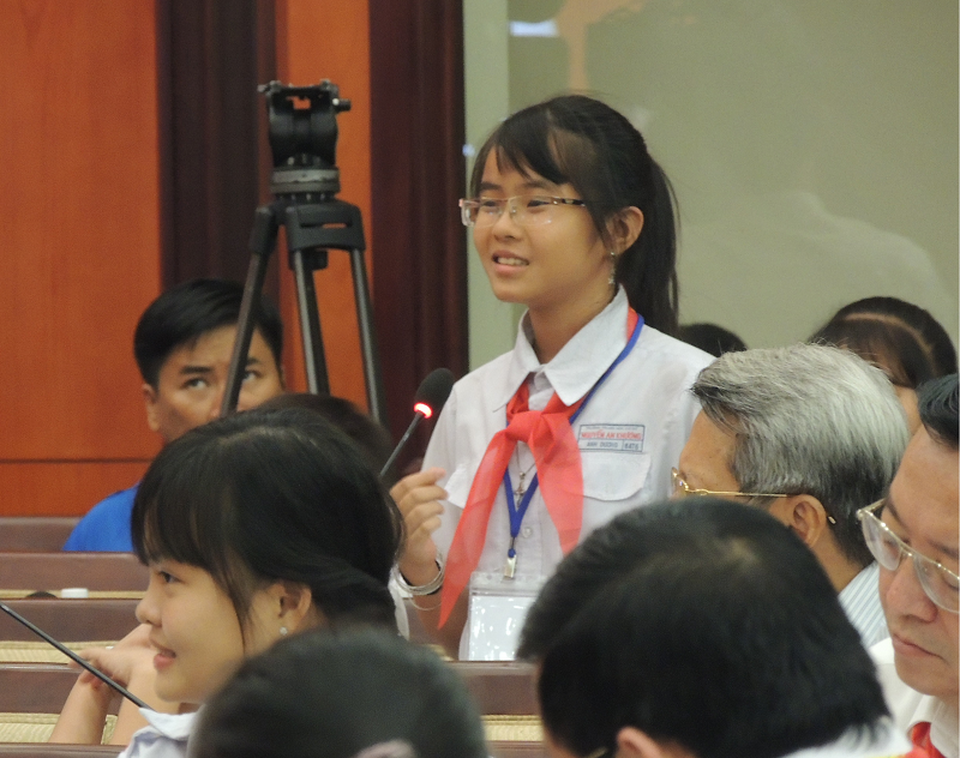 Học sinh "mách" Bí thư Thăng "xe buýt chạy như sắp... rụng bánh" - 1 Học sinh TPHCM đến các vấn đề “nóng” trong buổi gặp gỡ đầu năm với lãnh đạo thành phố