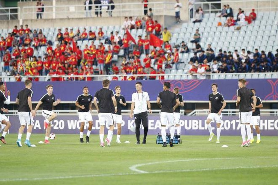 U20 Việt Nam 0-0 U20 New Zealand: Trận hòa xứng đáng - 8
... và U20 New Zealand khởi động trước khi trận đấu diễn ra