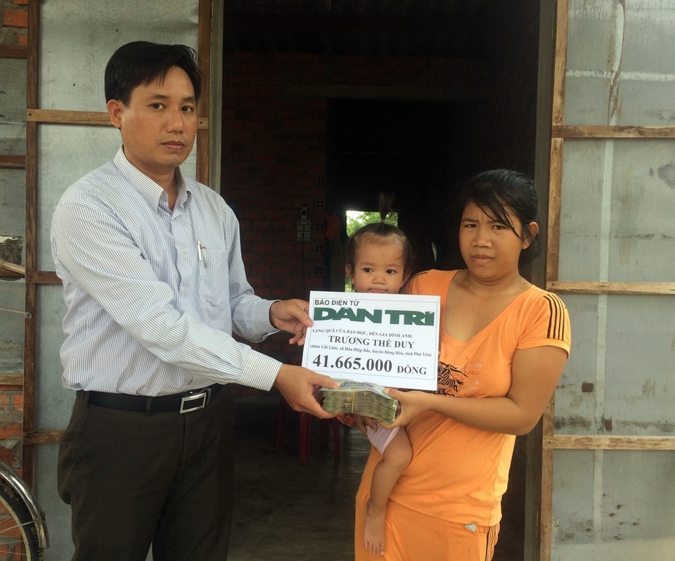 Gần 42 triệu đồng đến người đàn ông liệt tứ chi - 1 Ông Nguyễn Thanh Thép, chủ tịch UBND xã Hòa Hiệp Bắc trao số tiền 41.665.000 đồng cho gia đình a Duy.
