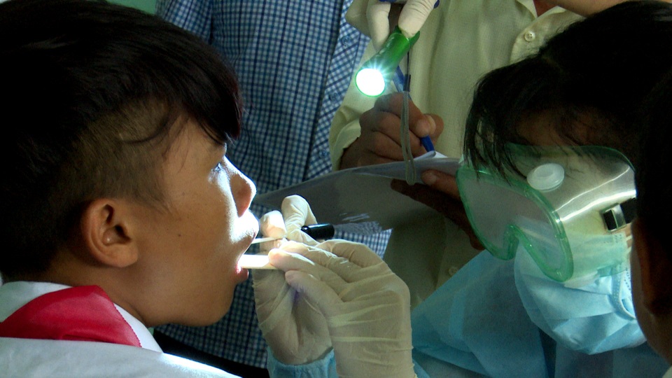 Thực hư việc có thêm 5 ca bạch hầu mới ở Trà Vinh - 1 Bác sĩ khám bệnh cho học sinh ở vùng dịch bạch hầu Nam Trà My