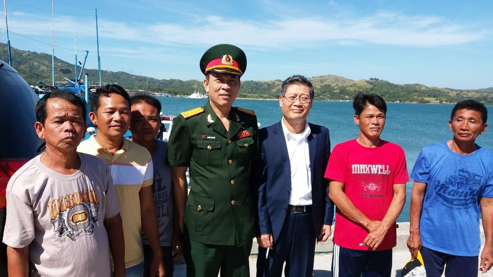 Tổng thống Philippines tiễn 5 ngư dân Việt Nam bị bắt về nước - 3 Đại sứ Lý Quốc Tuấn và Đại tá Nguyễn Văn Hùng - Tùy viên quốc phòng tại Philippines (thứ 3 và thứ 4 từ phải sang) gặp gỡ, động viên các ngư dân. (Ảnh: Bộ Ngoại giao Việt Nam)