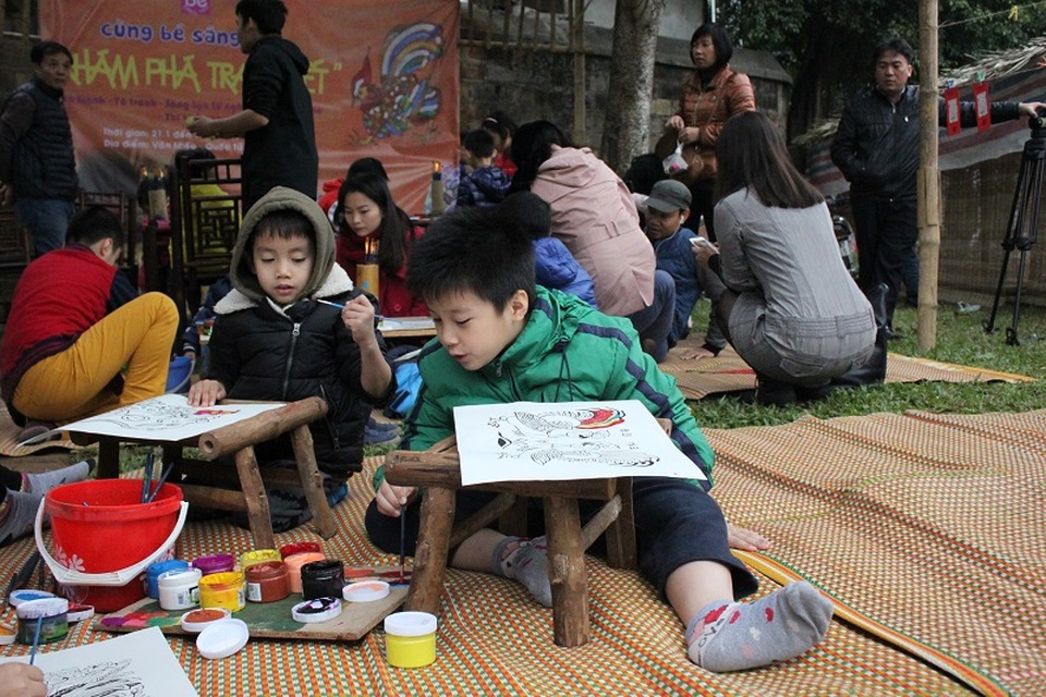 Bạn trẻ nô nức trẩy hội xin chữ khai xuân - 4 Thiếu nhi tham gia trải nghiệm các trò chơi dân gian.