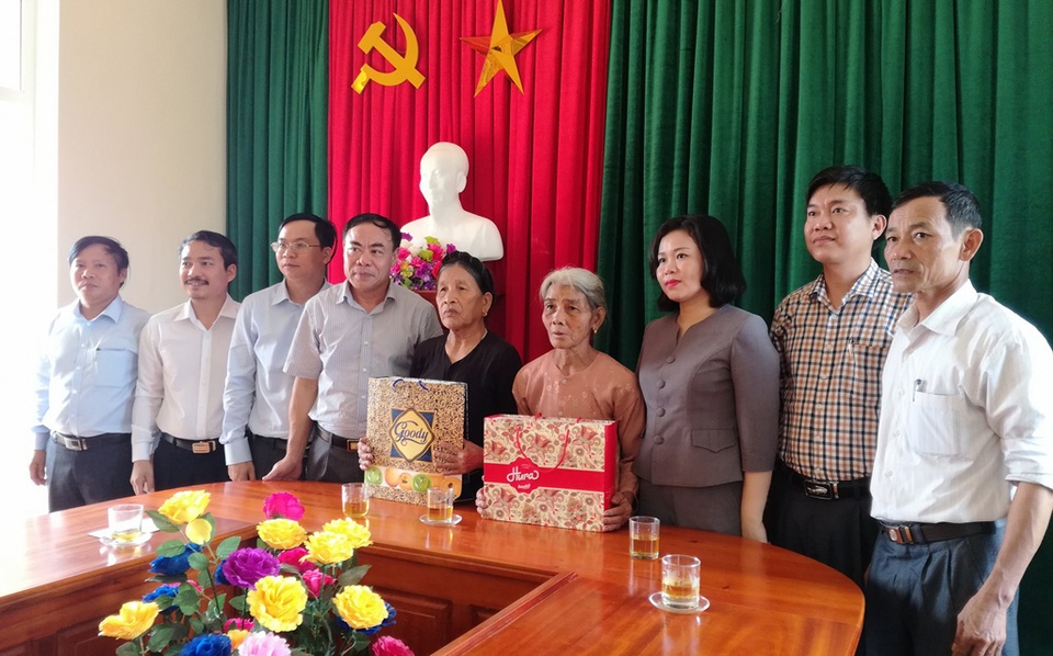 Nghĩa trang liệt sỹ Việt - Lào sẽ trở thành điểm du lịch tâm linh - 4 Đoàn ngành Du lịch Nghệ An trao quà cho 2 gia đình thương binh, liệt sỹ tại Vĩnh Sơn (huyện Anh Sơn)