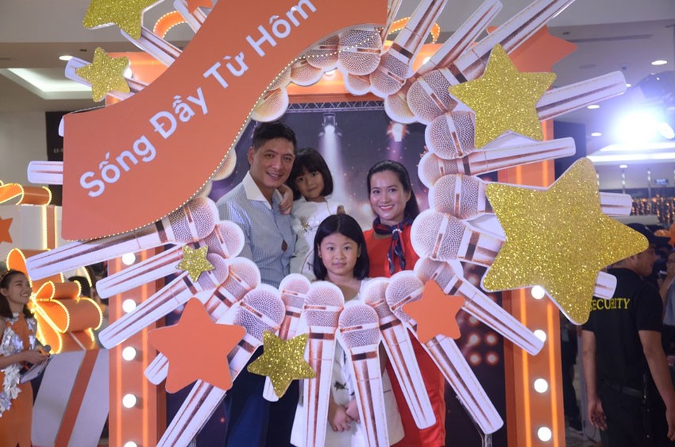 Tỏa sáng cùng dàn sao Việt tại Magic Studio - 1
Gia đình diễn viên Bình Minh - Anh Thơ xuất hiện rạng rỡ tại Magic Studio của FWD