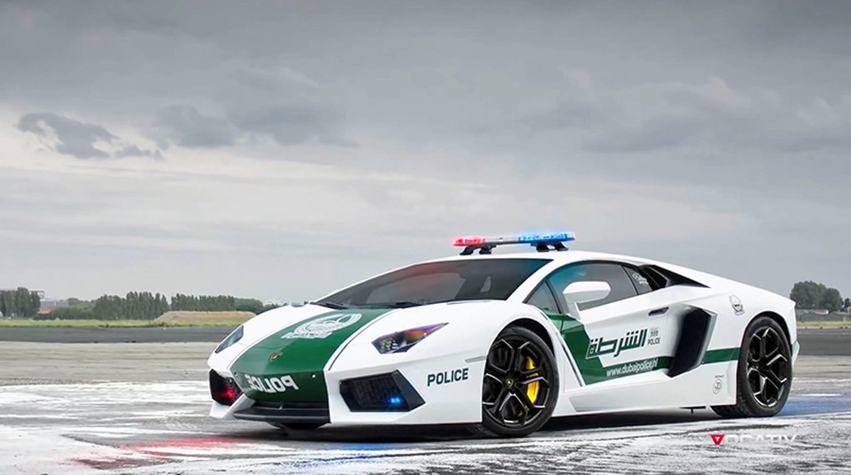 Những mẫu xe cảnh sát "oách" nhất thế giới - 3