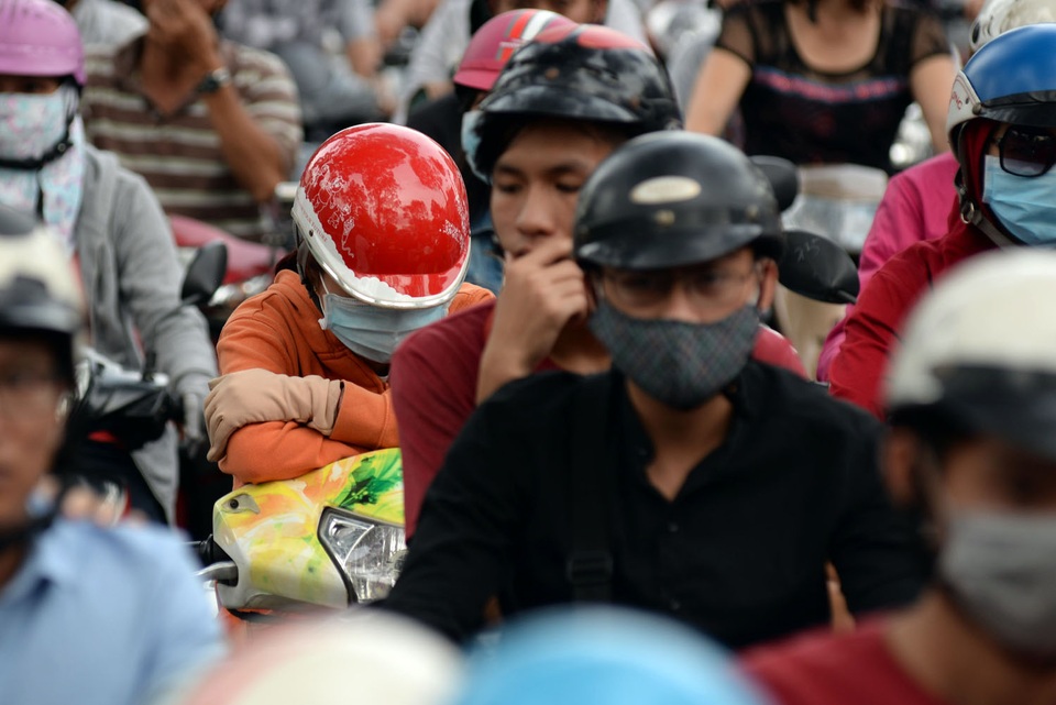 Vẻ mệt mỏi của những người điều khiển phương tiện lưu thông trên đoạn đường 3 tháng 2.