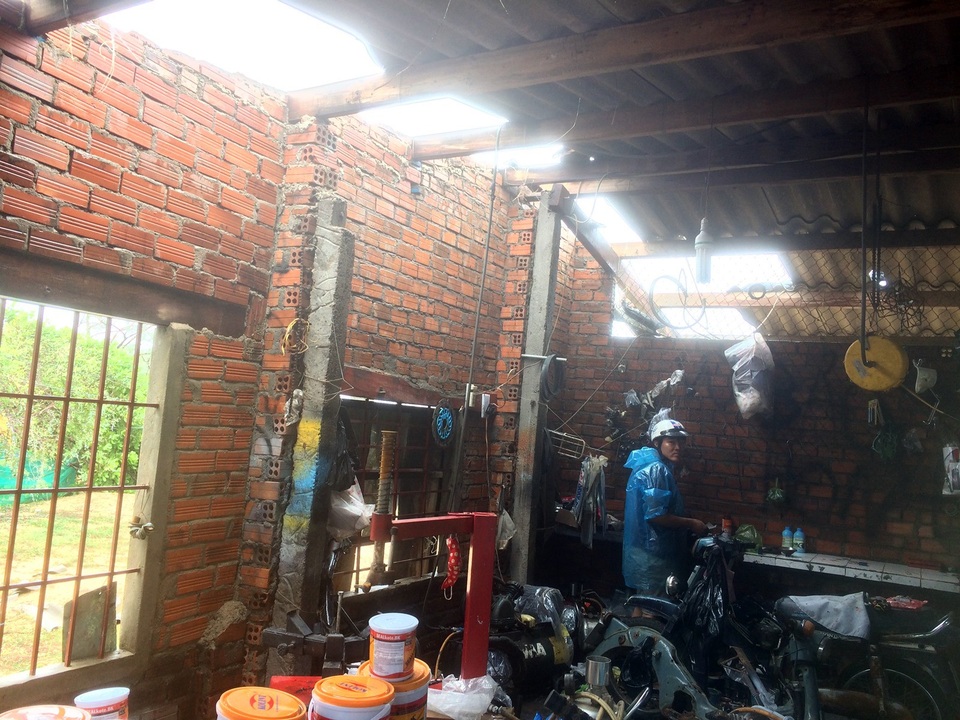 Bão số 12 gây thiệt hại nặng nề. - 7 69 ngôi nhà sập hoàn toàn, 12.382 nhà hư hỏng, tốc mái, xiêu vẹo