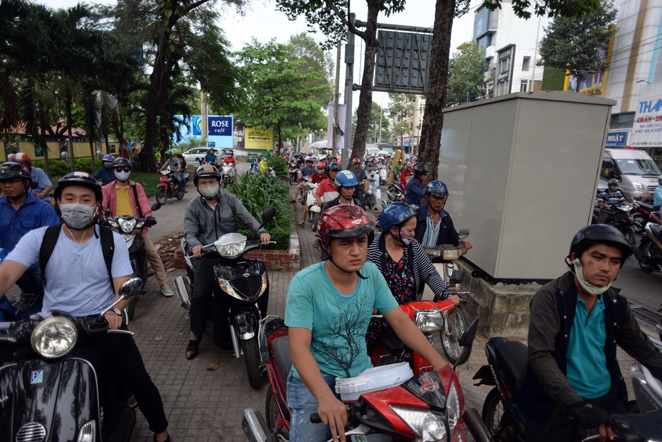 Nhiều người phải leo lên vỉa hè để di chuyển.