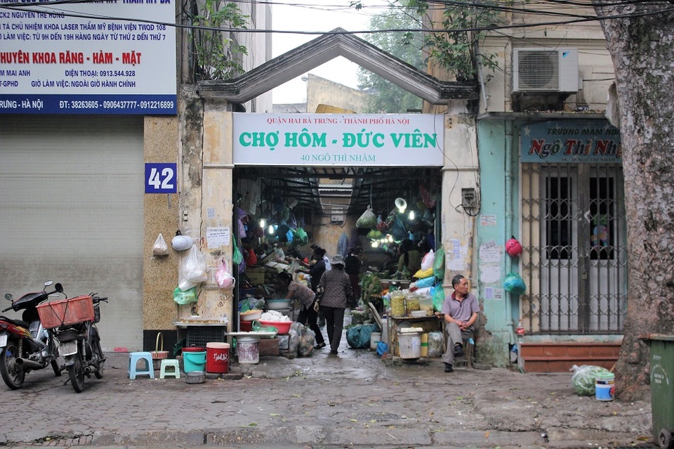 Người Hà Nội xếp hàng dài mua bánh trôi ăn Tết Hàn Thực - 7 Tại chợ Hôm, các hàng bán bánh trôi, bánh chay cũng được bày bán từ khá sớm
