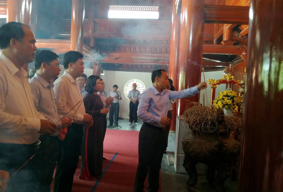 Nghĩa trang liệt sỹ Việt - Lào sẽ trở thành điểm du lịch tâm linh - 2 Đoàn thắp hương tưởng nhớ các anh hùng liệt sỹ tại Khu di tích Truông Bồ và nghĩa trang liệt sỹ quốc tế Việt - Lào.