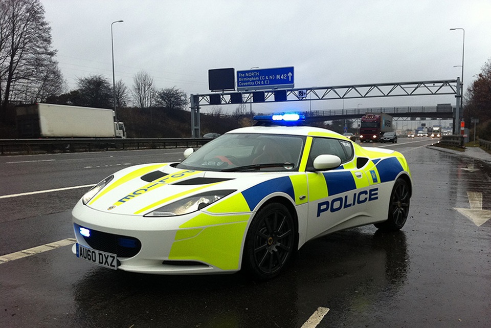 Những mẫu xe cảnh sát "oách" nhất thế giới - 19