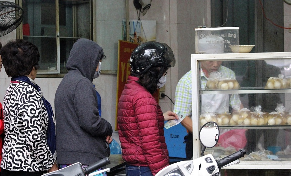 Người Hà Nội xếp hàng dài mua bánh trôi ăn Tết Hàn Thực - 4 Giá bánh được bán khá bình dân khoảng 15.000 đồng 1 cốc gồm 10 bánh.