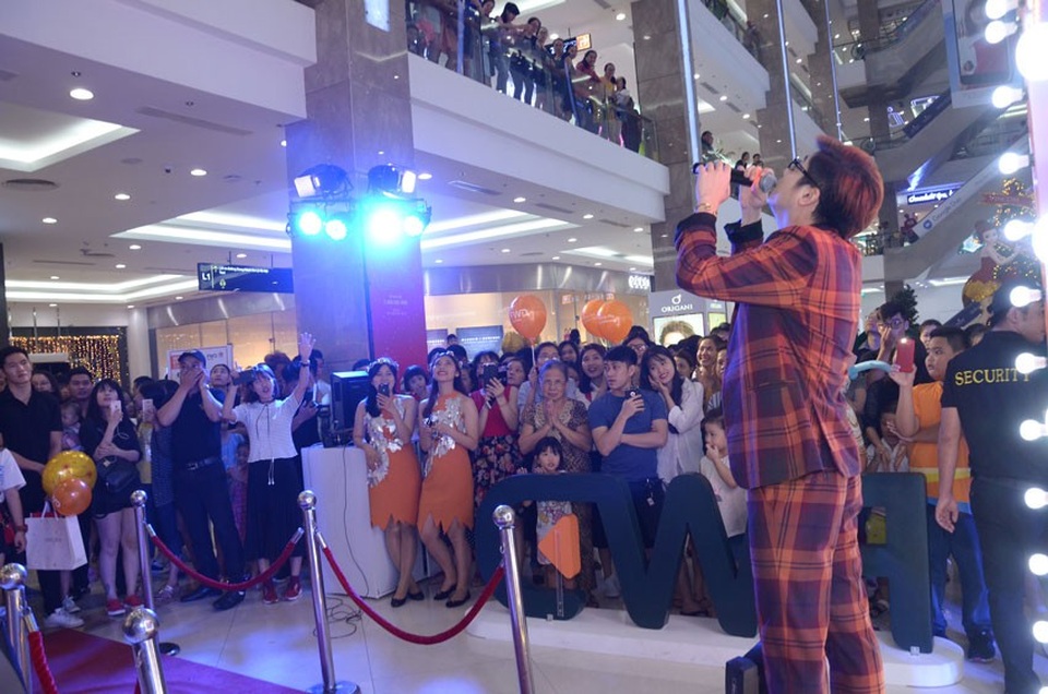 Tỏa sáng cùng dàn sao Việt tại Magic Studio - 2
Ca sĩ Bùi Anh Tuấn chiêu đãi người tham dự với giọng hát ngọt ngào, truyền cảm.