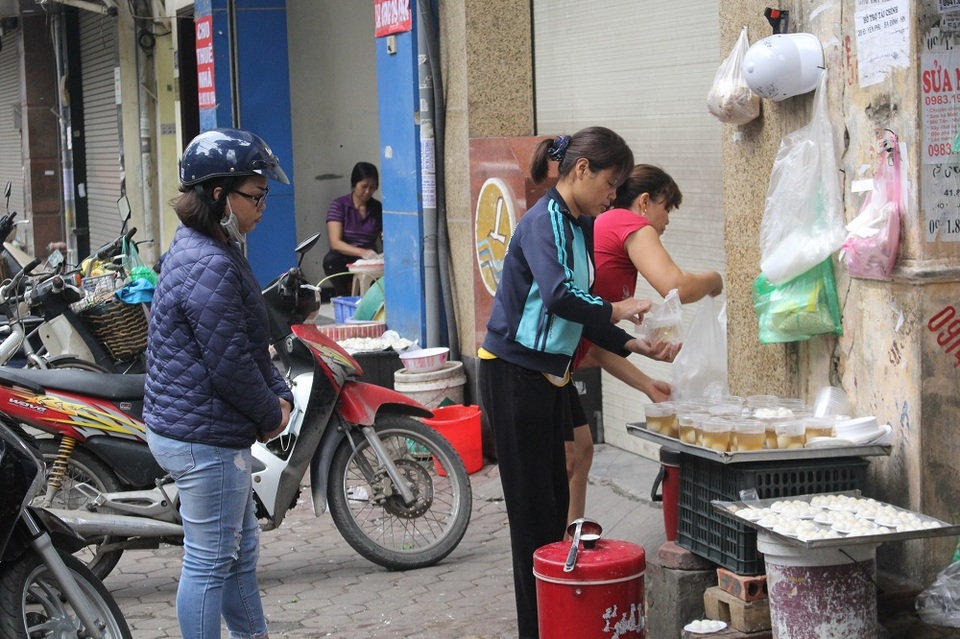 Người Hà Nội xếp hàng dài mua bánh trôi ăn Tết Hàn Thực - 10 Không khí tấp nập mua bán tại các khu chợ