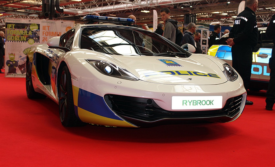 Những mẫu xe cảnh sát "oách" nhất thế giới - 22