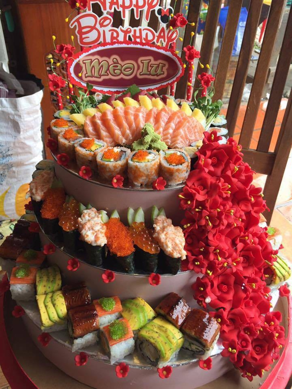 Độc đáo bánh sinh nhật sushi giá vài triệu đồng một chiếc - 1
Giá bánh sinh nhật sushi dao động từ 400.000 – 3 triệu đồng/chiếc.
