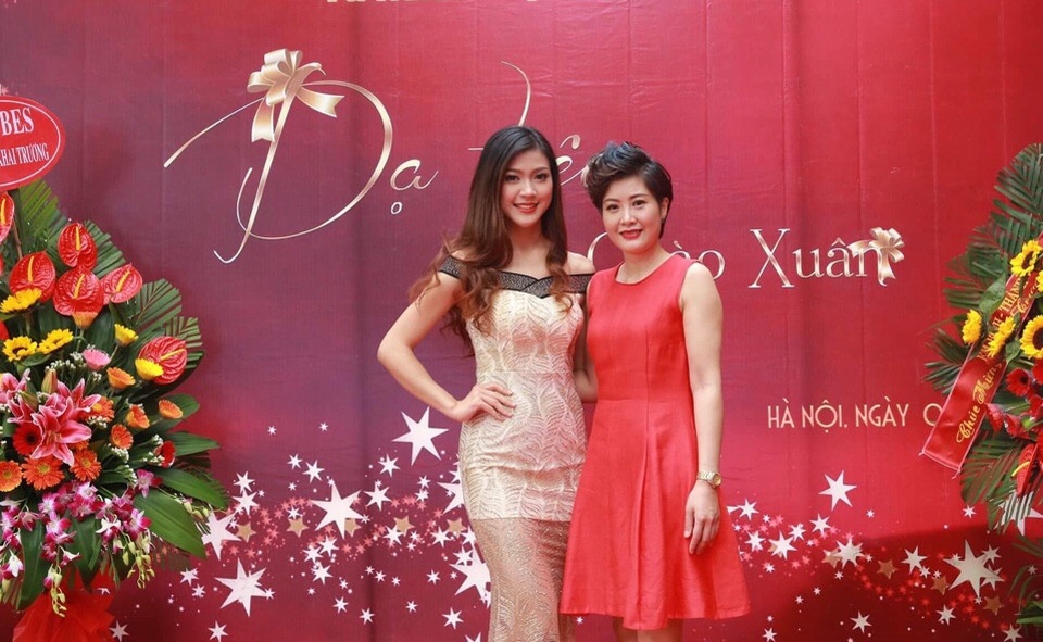 Mai Thỏ tái xuất bất ngờ sau 2 năm "ở ẩn" sinh con - 4
Miss Thăng Long 2015 - Thu Hằng đến dự tiệc với vai trò MC của chương trình.