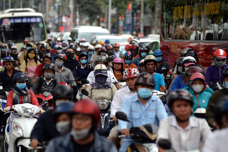 Dù mới 2 giờ chiều, dòng xe cộ đã đông nghịt. Ô tô, xe máy chen nhau để di chuyển mong thoát khỏi cảnh kẹt xe.