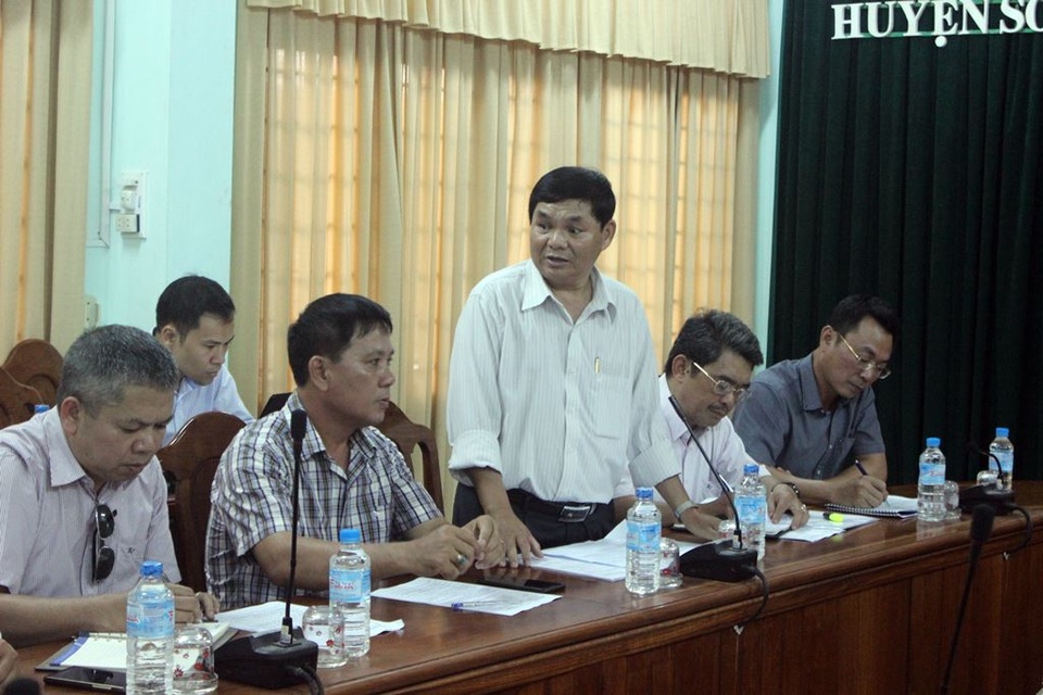 Ông Đặng Văn Thuần, Giám đốc công ty Thủy điện sông Ba Hạ báo cáo về quy trình vận hành tổ máy phát điện