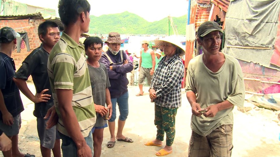 Bị tàu lạ đâm chìm tàu cá, 3 ngư dân lênh đênh vô định trên biển - 2 
Nhiều người dân ở Vũng Rô đã quyên góp tiền xe cho các ngư dân gặp nạn về Khánh Hòa.