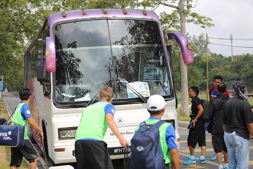 Tình nguyện viên làm khổ U22 Việt Nam tại Malaysia - 1
Toàn đội đến sân tập muộn hơn dự kiến