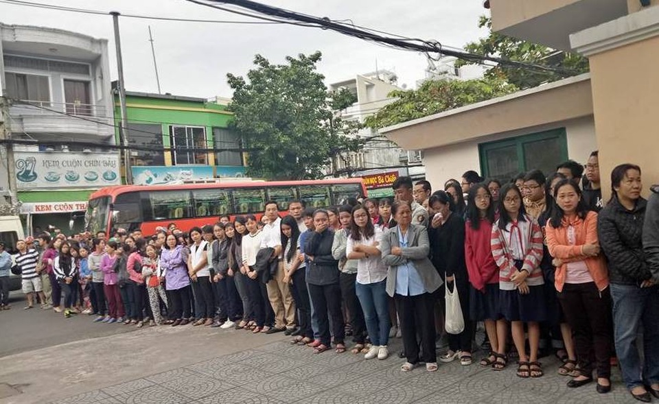 Hàng ngàn học trò nghẹn ngào tiễn biệt thầy hiệu trưởng đột ngột qua đời - 3 Nhiều phụ huynh, học sinh nghẹn ngào bật khóc khi xe quan đưa thầy vào thăm trường lần cuối