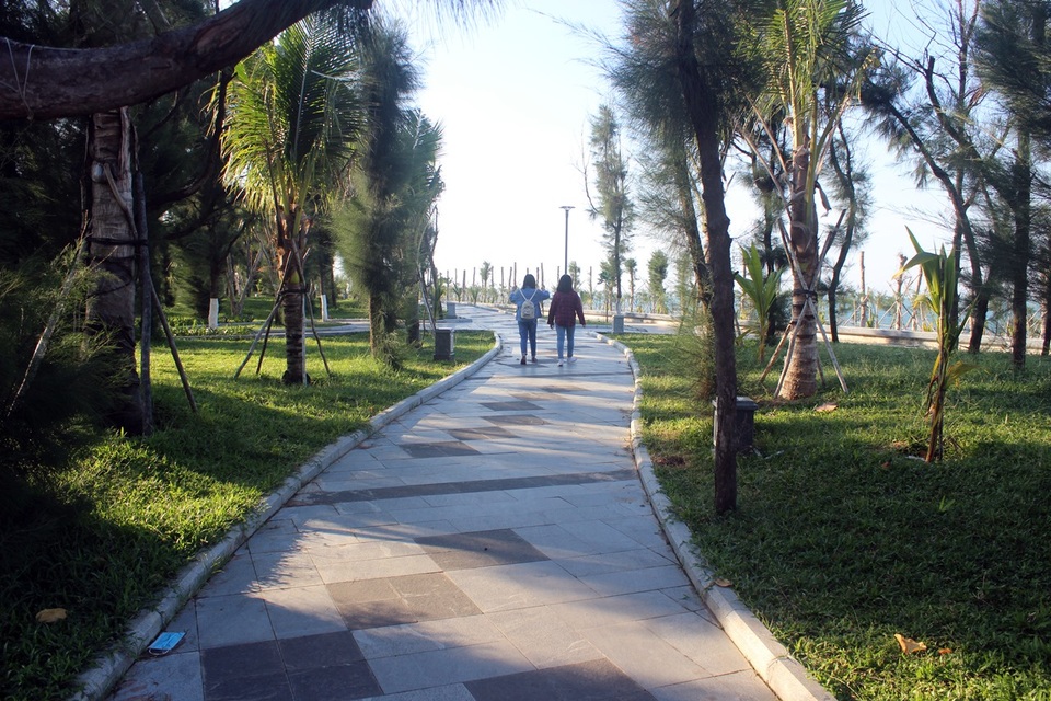 Ngắm phố đi bộ 1,1km đầu tư 68,5 tỷ đồng - 3 Nền được lát bằng đá granite và đá bazan