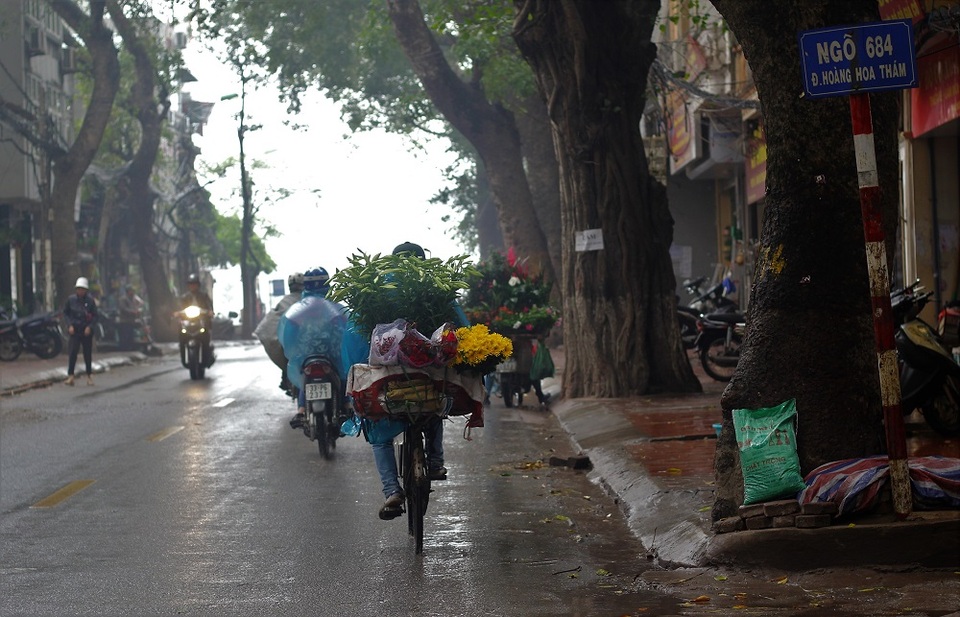 Những gánh hàng hoa chở sắc trắng của hoa loa kèn làm nên nét đặc trưng rất riêng cho Hà Nội.