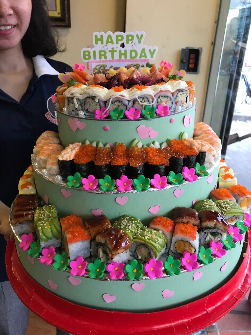 Độc đáo bánh sinh nhật sushi giá vài triệu đồng một chiếc - 2 Đế bánh được làm bằng giấy bìa cứng để có thể chịu được sức nặng của 2 – 3 tầng sushi.