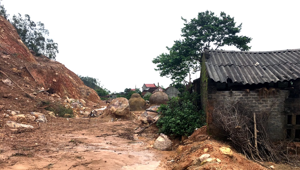 Lo núi sập, 17 hộ dân kêu cứu - 3 Có khoảng khoảng 80 hộ dân sống cạnh núi Rú Lài và Rú Rậm đang ngày đêm lo lắng bất an vì tình trạng sạt lở núi uy hiếp.
