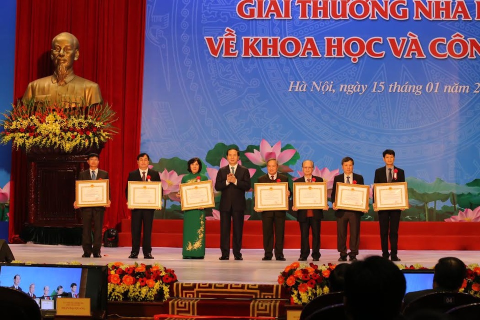 16 công trình nhận Giải thưởng Hồ Chí Minh, Giải thưởng Nhà nước về KH&CN - 2
GS.TS Trần Đại Quang - Ủy Viên Bộ Chính trị, Chủ tịch nước CHXHCN Việt Nam trao tặng bằng chứng nhận Giải thưởng Nhà nước về KH&CN cho tác giả của 7 công trình xuất sắc.