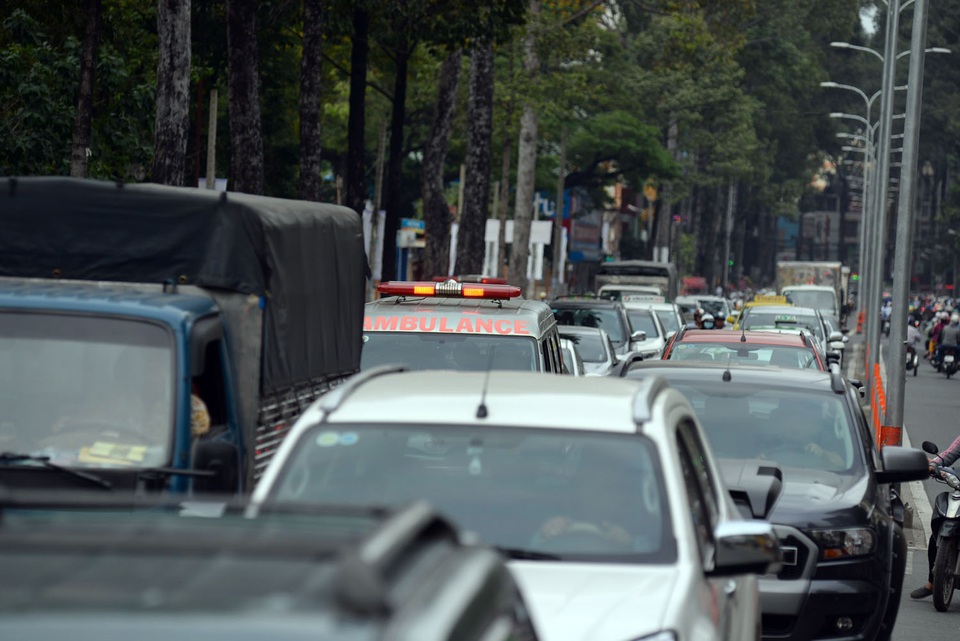 Các phương tiện như dậm chân tại chỗ hàng giờ. Một chiếc xe cứu thương hú còi nhưng không thể tìm ra lối thoát giữa dòng xe cộ đông đúc.