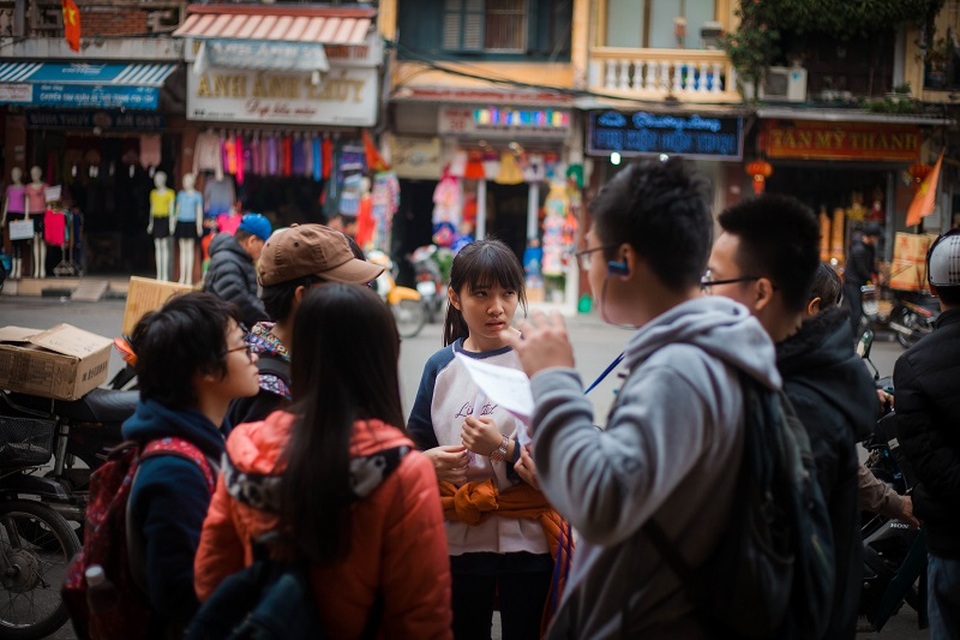 Theo chân bạn trẻ tìm hiểu lịch sử 36 phố phường Hà Nội - 2 Các đội thi hỏi người dân về đường đi đến điểm chốt trong hành trình.